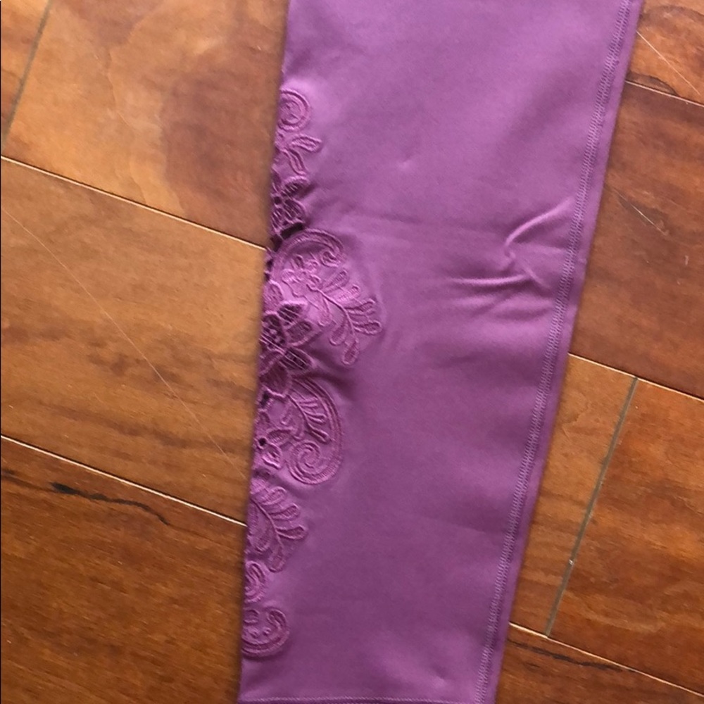 NWT FABLETICS ROCIO LEGGING W/ FLORAL DETAIL, L - Picture 3 of 9